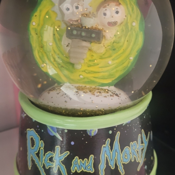 Cartoon Network Rick and Morty Green and Black Snow Globe - Picture 2 of 2